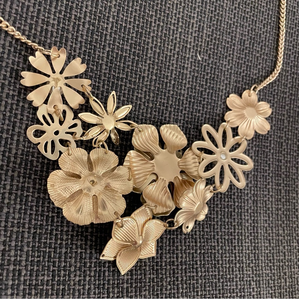 Brand new Retro Bib metal brushed gold tone Floral pearl necklace - Picture 6 of 10